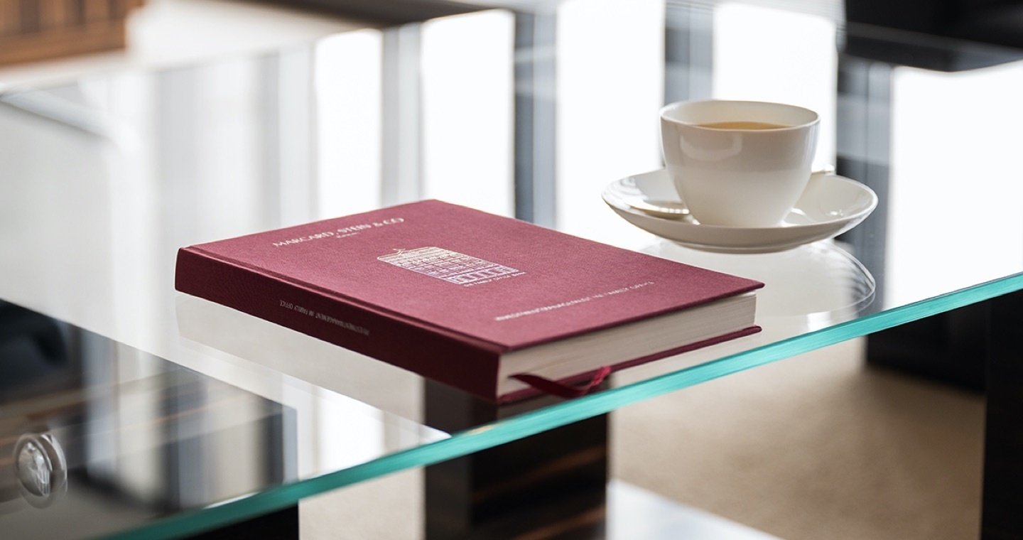 Buch liegt auf Glastisch