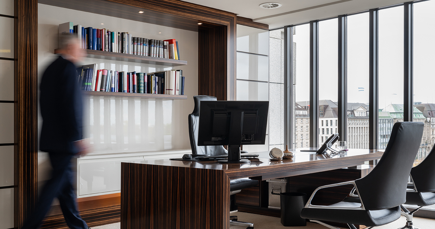 Büro mit Bücherregal