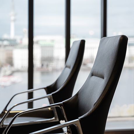 Leistungsspektrum Büroraum mit Blick auf die Alster