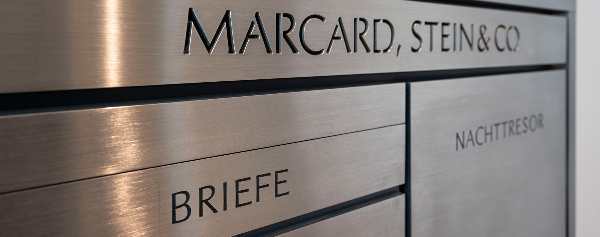 Briefkasten und Nachttresor im Foyer