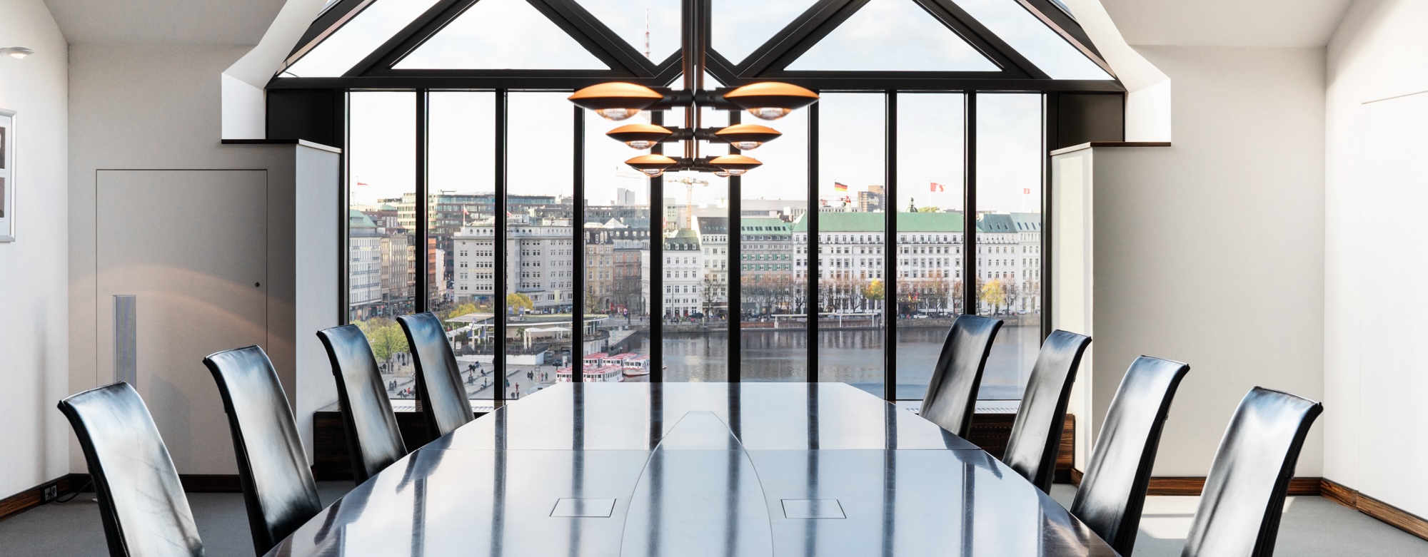 Konferenztisch mit Ausblick