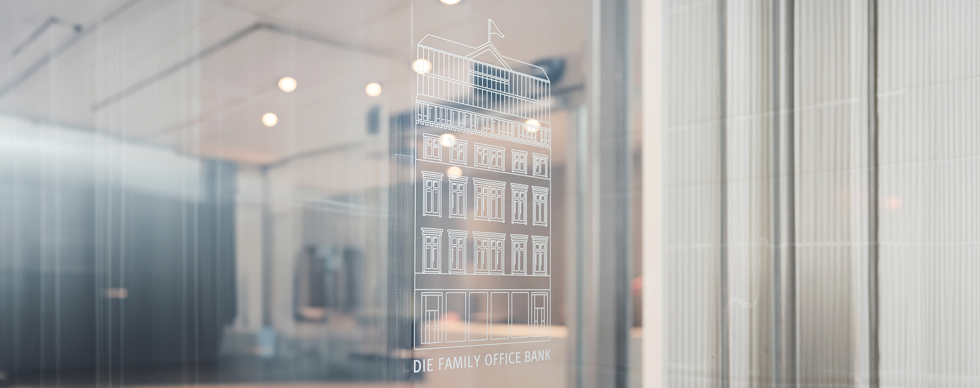 Marcard, Stein & Co - Die Family Office Bank Fenster mit Marcard-Logo