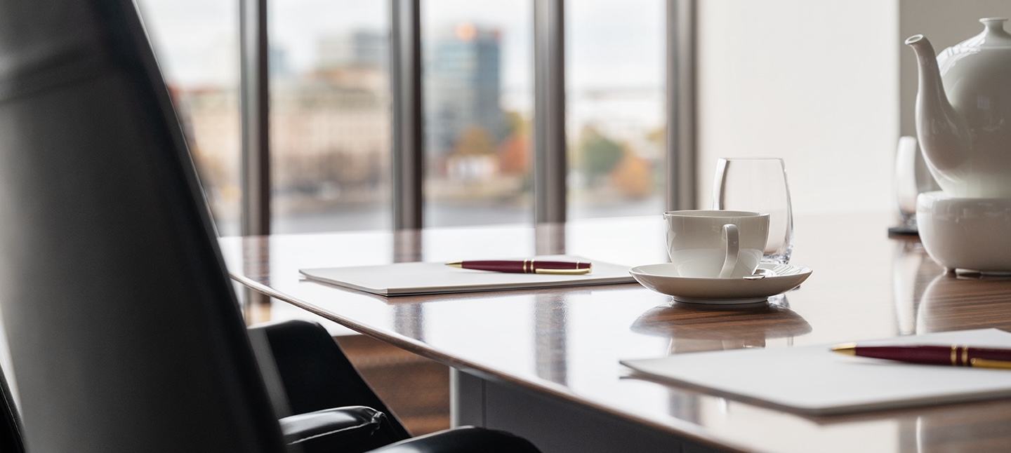 Unsere Investmentphilosophie Schreibtisch mit Schreibutensilien