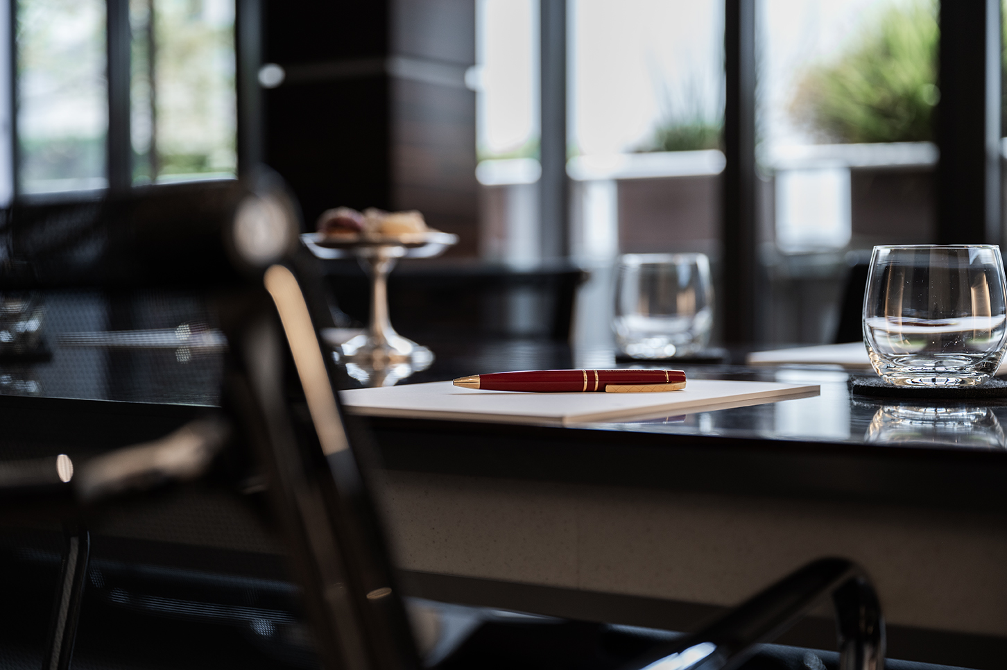 Einfluss grosser ökonomischer Entwicklungen Schreibtisch mit Schreibutensilien