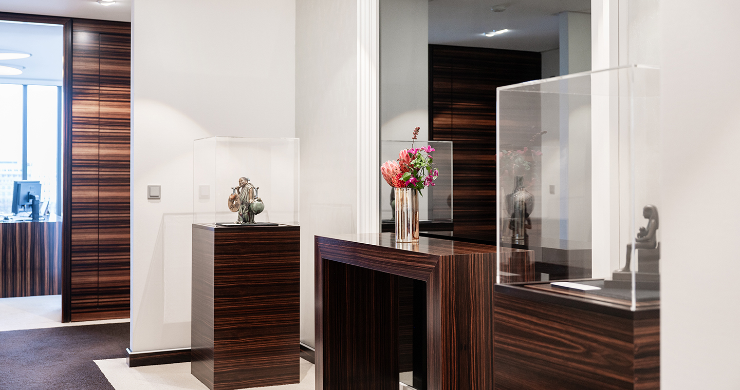 Büro mit ausgestellten Kunstwerken