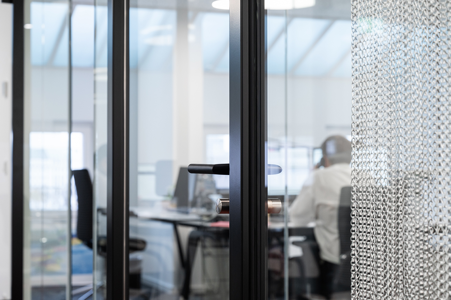 Einfluss von Elementarrisiken Blick in ein Büro