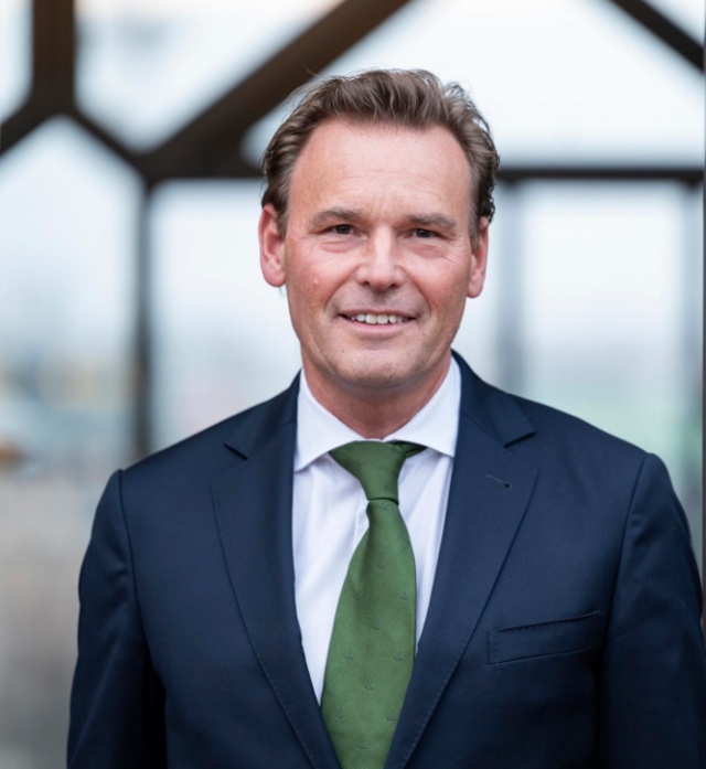 Leiter des Beteiligungsmanagement Dr. Claus Roggatz steht im Besprechungsraum der Family Office Bank.