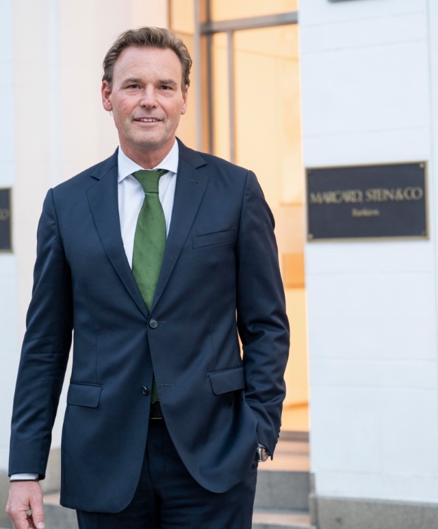 Leiter des Beteiligungsmanagements Dr. Claus Roggatz steht vor dem Eingang der Family Office Bank.