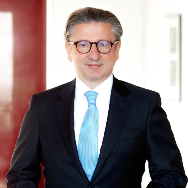 Sprecher des Vorstandes Thomas R. Fischer steht im Konferenzraum der Family Office Bank.