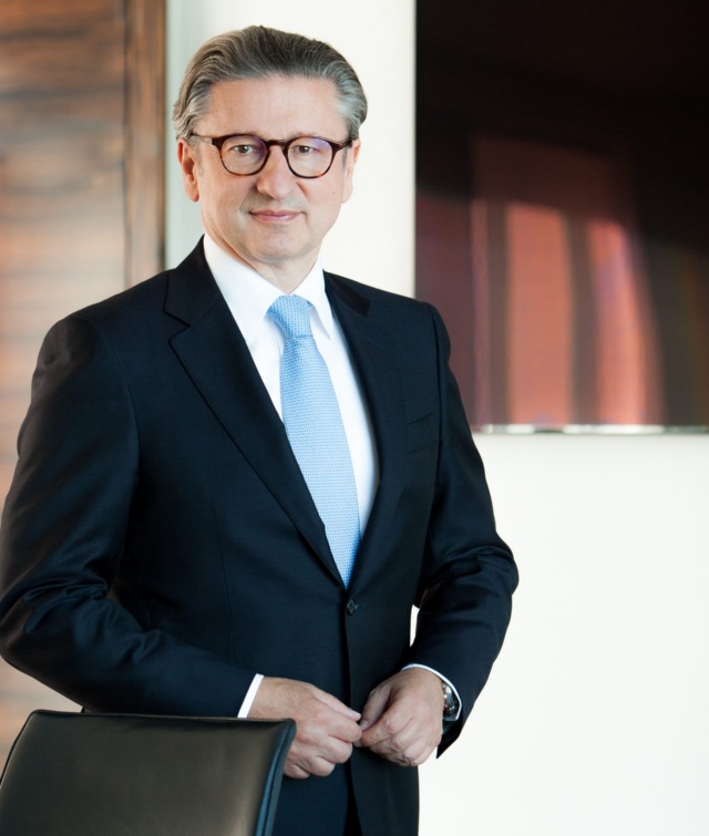 Sprecher des Vorstandes Thomas R. Fischer steht im Besprechungsraum der Family Office Bank.