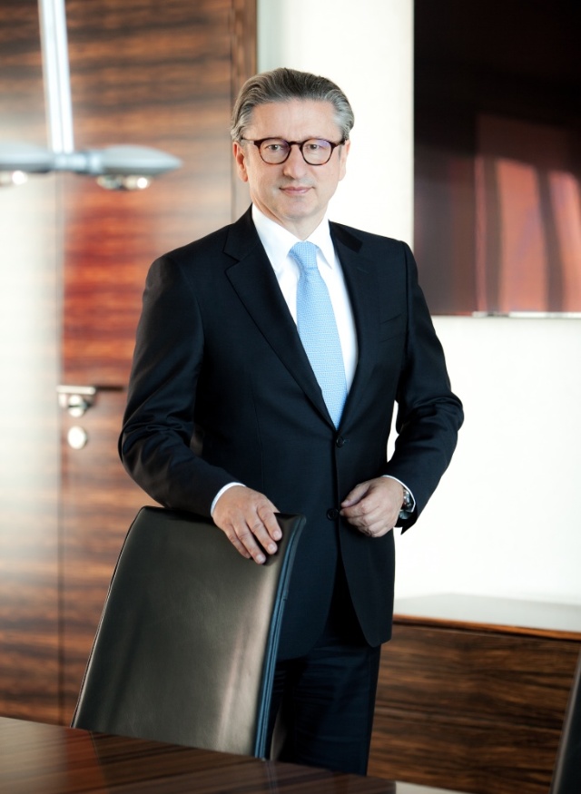 Sprecher des Vorstandes Thomas R. Fischer steht am Konferenztisch der Family Office Bank.