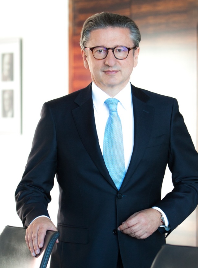 Der Sprecher des Vorstandes Thomas R. Fischer steht am Konferenztisch in der Family Office Bank.