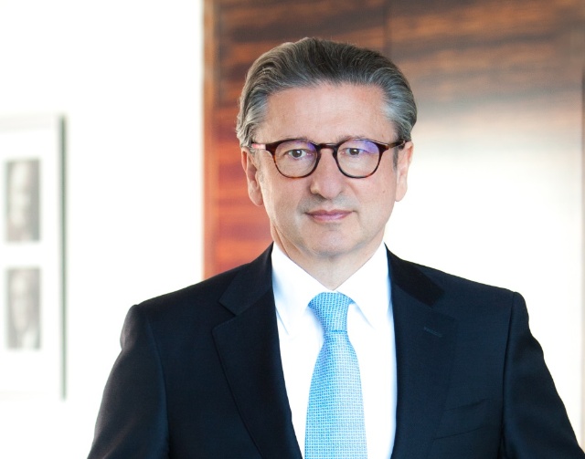 Sprecher des Vorstandes Thomas R. Fischer steht vor der Tür in einem Besprechungsraum der Family Office Bank.
